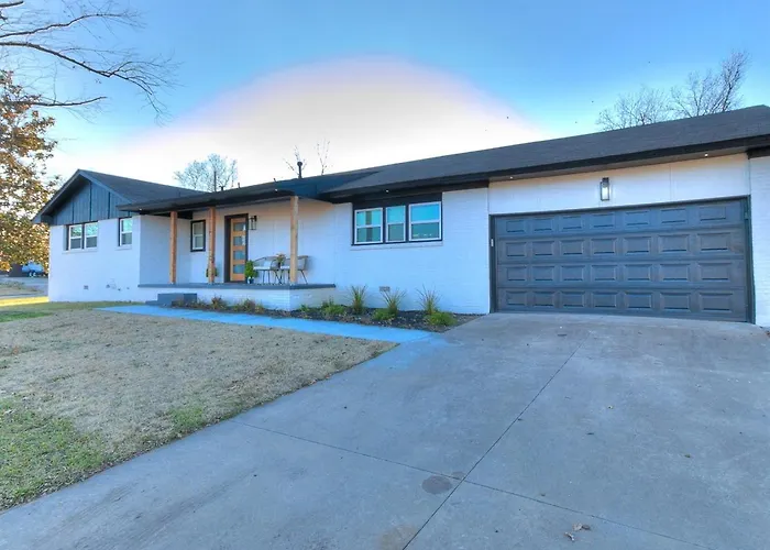 Completely Renovated With Ev Charger! Сasa de vacaciones Tulsa