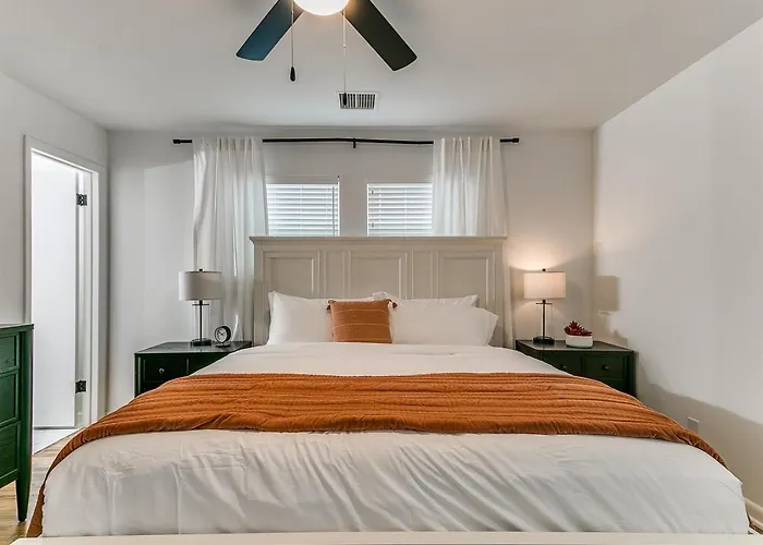 Completely Renovated With Ev Charger! Сasa de vacaciones Tulsa